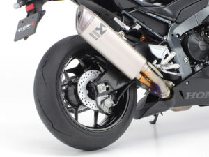 田宫 21171 1/12 本田 CBR1000RR-R 火刃 SP (黑色版) (完成品) - 图片 4