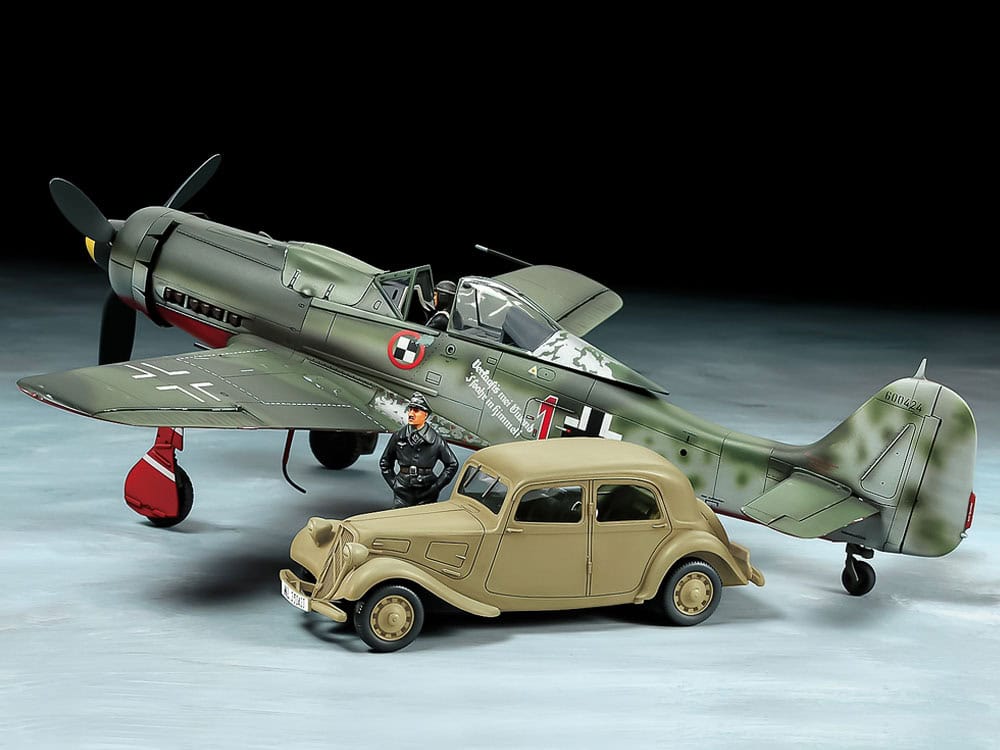 25213_1 田宫 25213 1/48 福克-沃尔夫 Fw190百舌鸟战斗机 D-9型 JV44喷射战斗机中队.雪铁龙 11CV 将校车 套装 - 图片 1